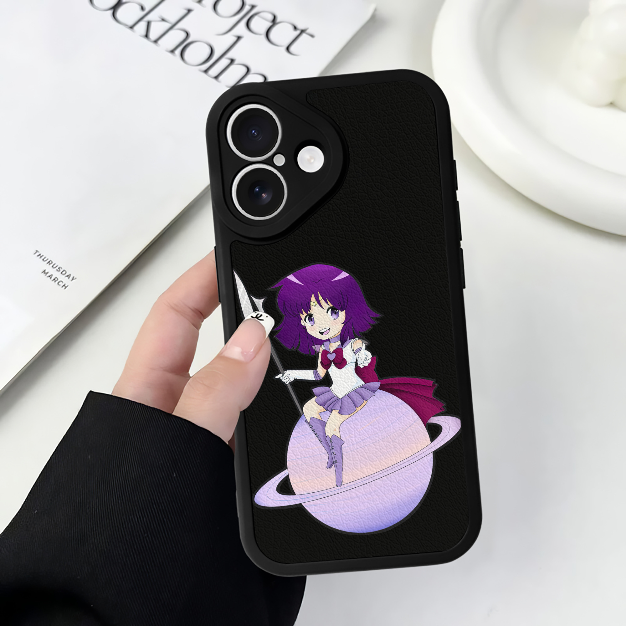 （画像用） 美少女戦士セーラームーン 土萠ほたる Sailor Moon Tomoe Hotaru （セーラーサターン；Sailor Saturn） 【iPhone 16シリーズ対応】シリコンスマホケース（レザー調） 材質：シリコン
